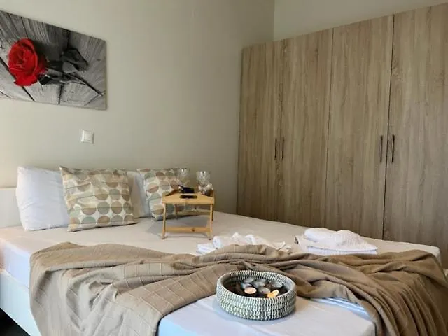 Polychrono Apartments *