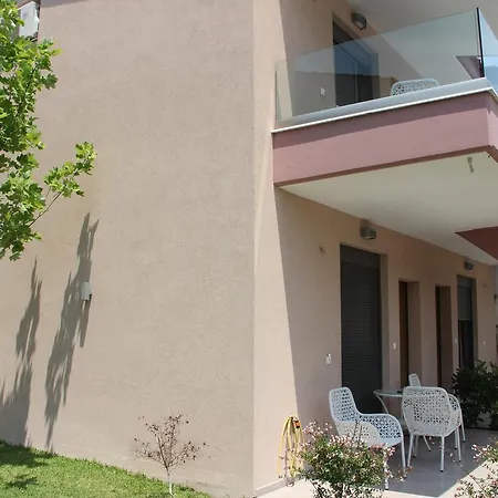 Polychrono Apartments *