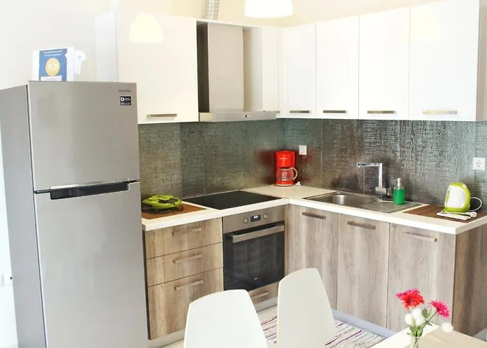 Polychrono Apartments דירה *